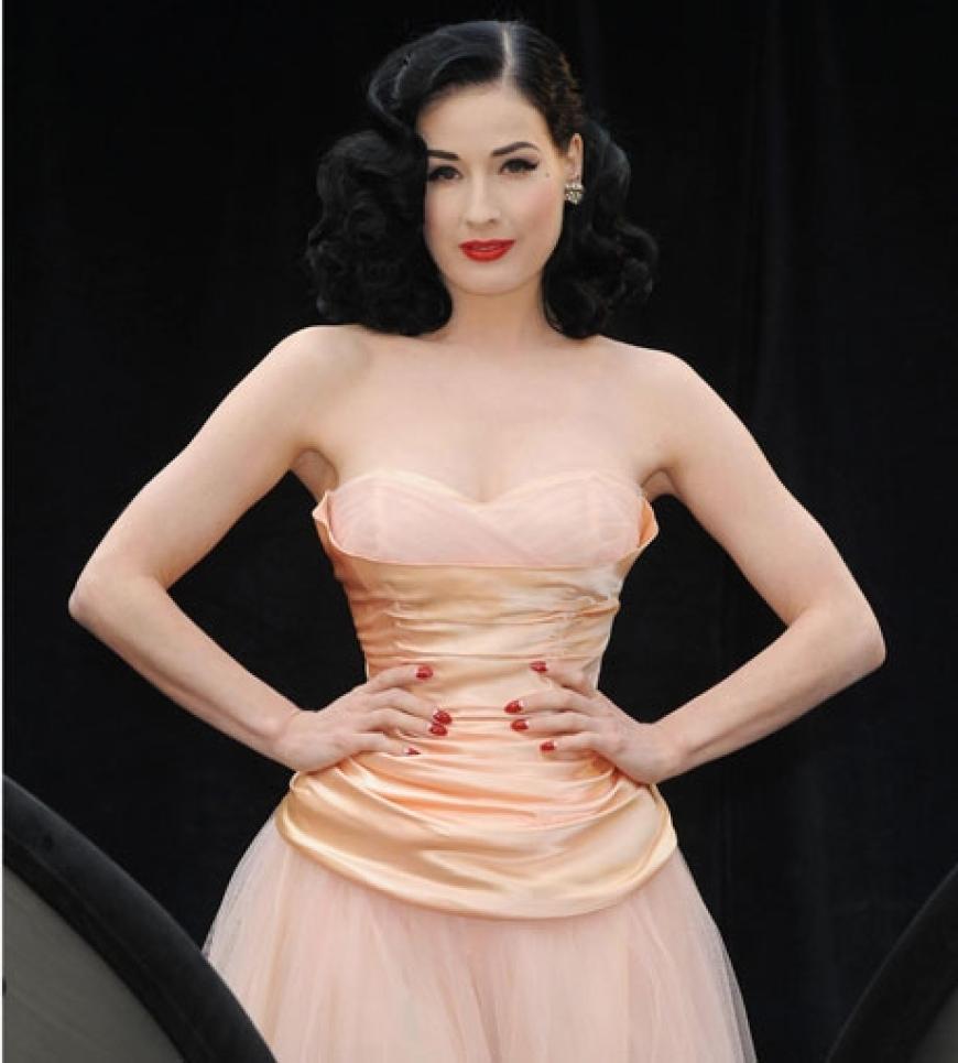 Die hautfarbenen Stücke von Beige bis Rosé haben ihren Ursprung im Paris der 20er- und 30er-Jahre: Artistinnen in Kabarett und Varieté etablierten den femininen Look. Heute führt Tänzerin Dita Von Teese diese
Tradition fort