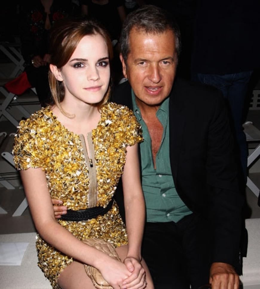 Emma Watson und Fotograf Mario Testino sitzen in der ersten Reihe bei