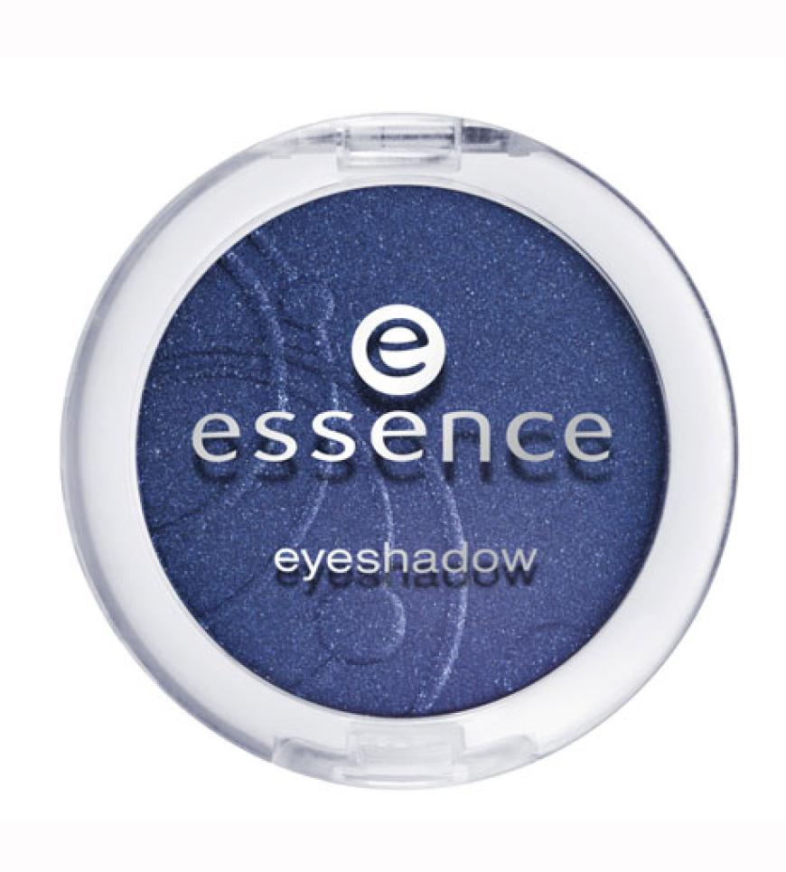 Um das auffällige Augen-Make-up zu kreieren, einen hochpigmentierten Lidschatten in tiefem Dunkelblau auswählen. Die Farbe großzügig auf das bewegliche Lid und den unteren Wimpernkranz setzen. Mit einem Pinsel die Farbe nach außen hin verwischen und die Übergänge gut verblenden.