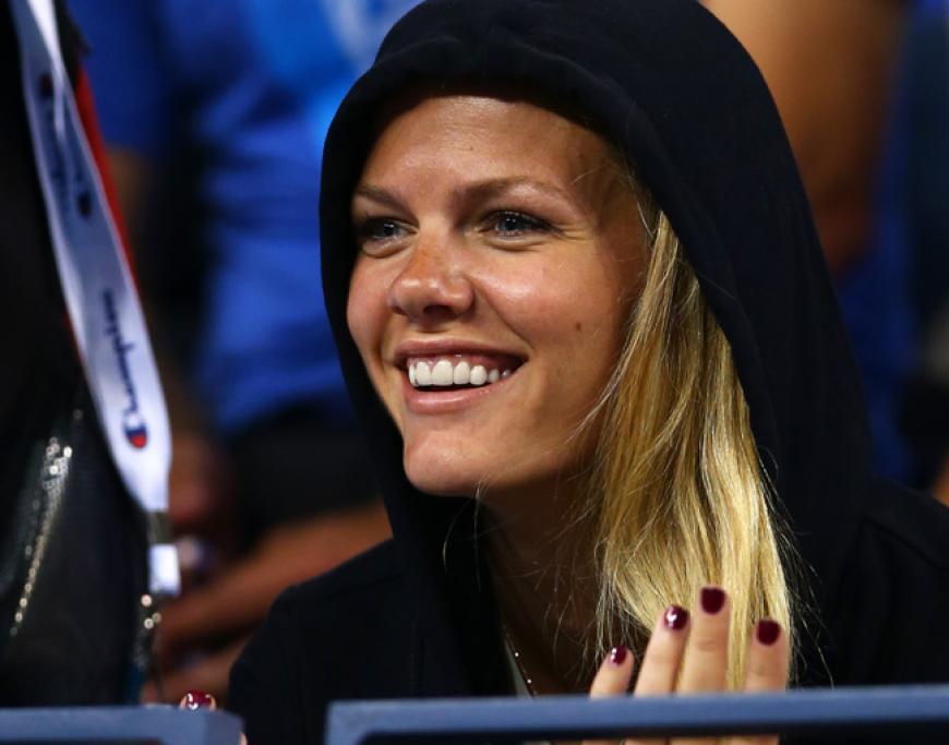 Fast hätten wir Schauspielerin Brooklyn Decker unter ihrer Kapuze kaum erkannt. Sie unterstützt ihren Ehemann, Tennis-Profi Andy Roddick, auf dem Platz
