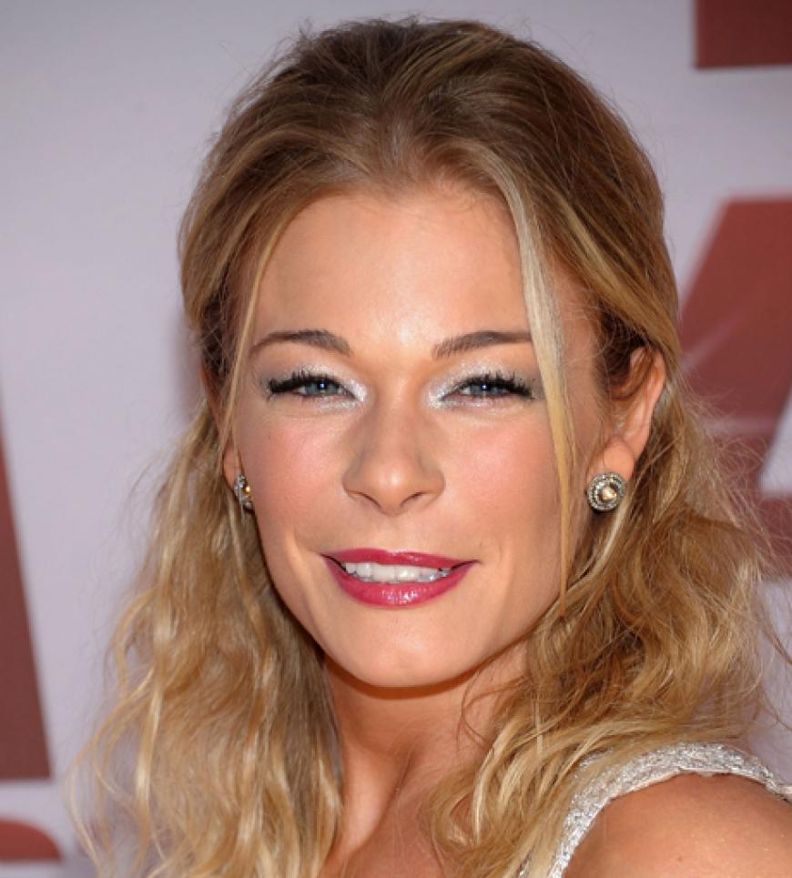 LeAnn Rimes Kam ohne Ehemann Eddie Cibrian, dafür aber mit eingefrorener Miene