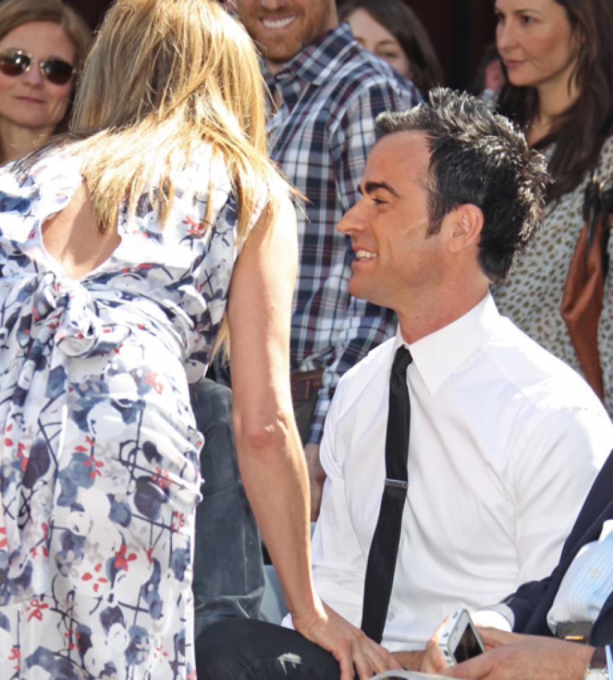 Und natürlich gab es einen dicken Knutscher für ihren Freund Justin Theroux