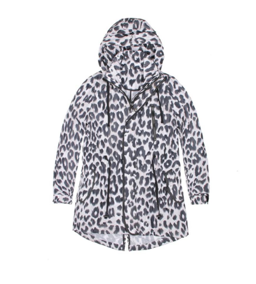 Animalisch, praktisch, gut: Parka mit Leo-Mustern von Bershka, ca. 90 Euro