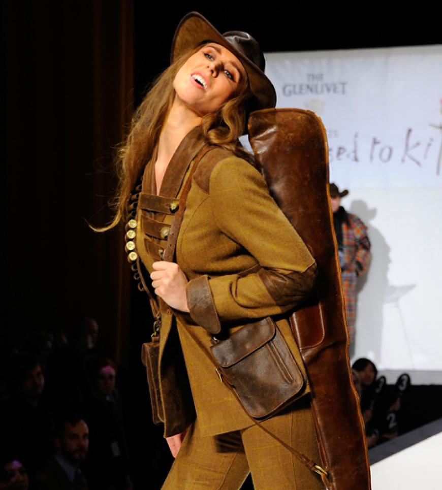 Schottland trifft den Wilden Westen. Auch weniger bekannte Models zeigen die Kreationen auf dem Catwalk