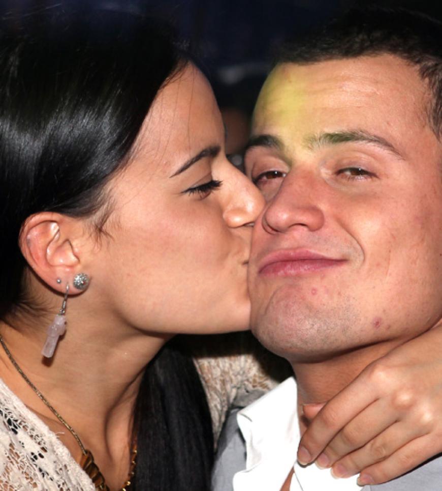 Schauspieler Rocco Stark bekommt einen dicken Kuss von seiner Schwester Aurora