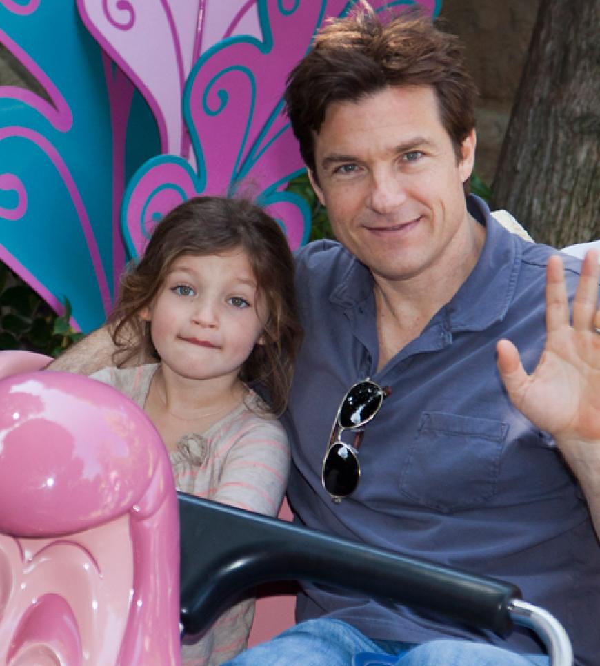 Auch Hollywood-Star Jason Bateman liebt Minnie und Mickey - und machte mit seiner süßen Tochter Francesca einen Ausflug ins Disneyland