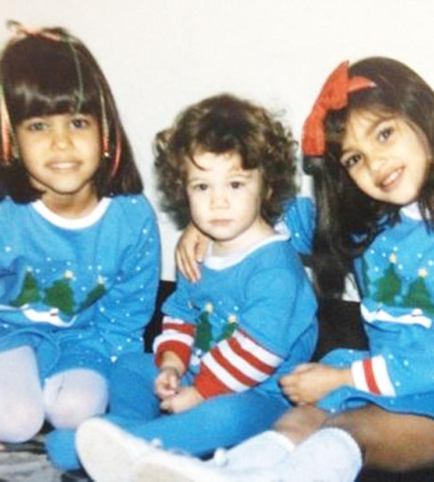 Kim Kardashian schwelgt in Erinnerungen. als sie und ihre Schwestern, Kourtney (l.) und Khloe (m.), noch ganz klein waren, haben sie ordentlich Weihnachten gefeiert