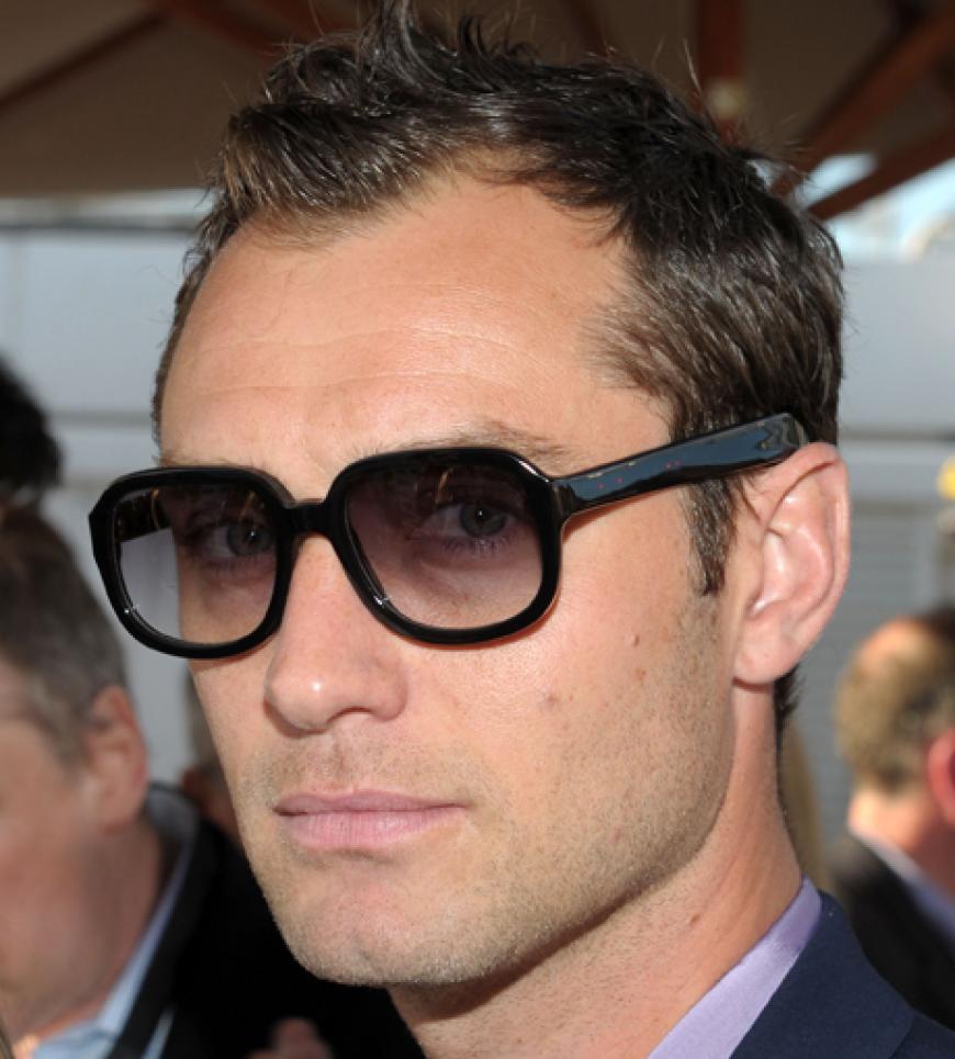 Neben zahlreichen Filmpremieren finden auch viele Nebenveranstaltungen statt, auf denen sich die Promis gern blicken lassen. Jude Law besuchte hier eine Cocktail-Party