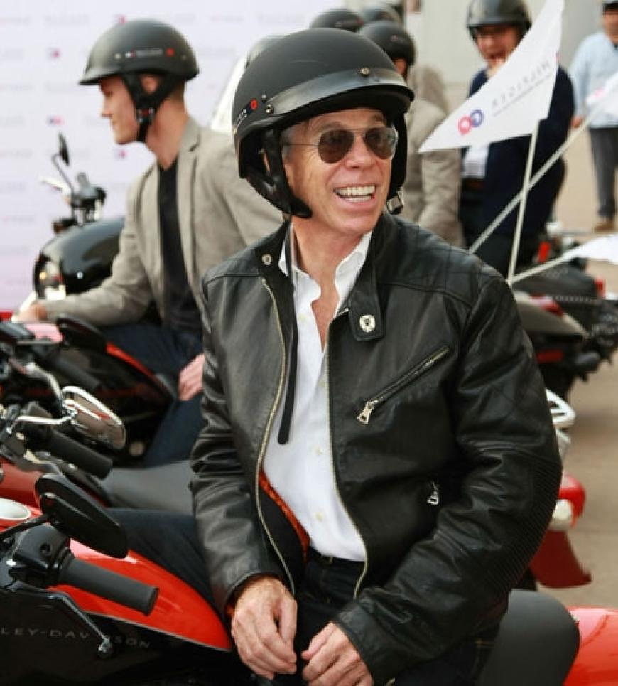 Designer Tommy Hilfiger macht auf dem Bike eine gute Figur
