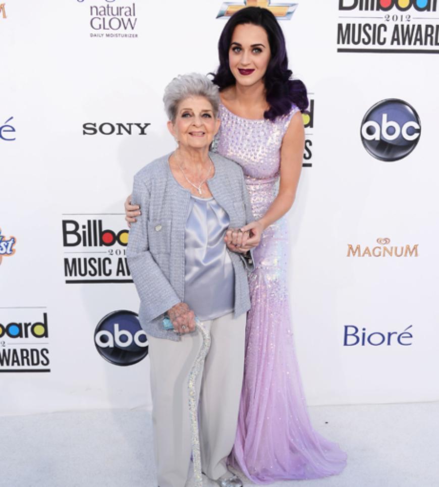 Katy Perry kam in Begleitung eines heißen Fegers: Oma Ann
