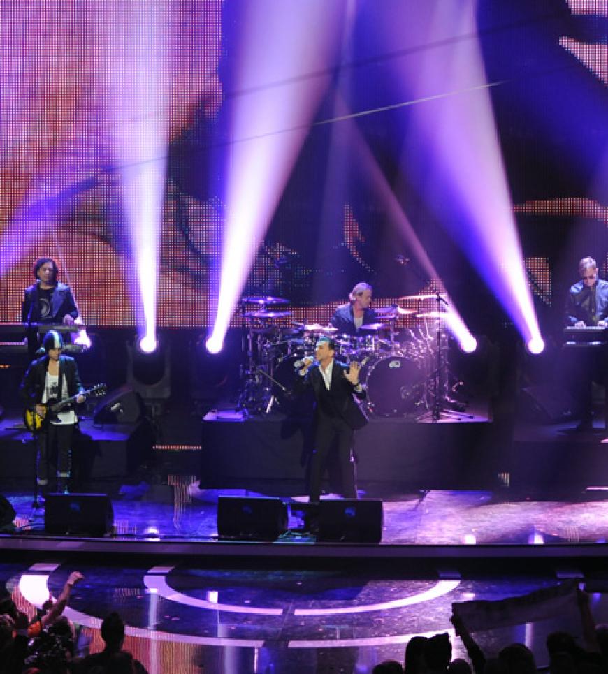 Sehr cool: Depeche Mode performen live auf der Bühne