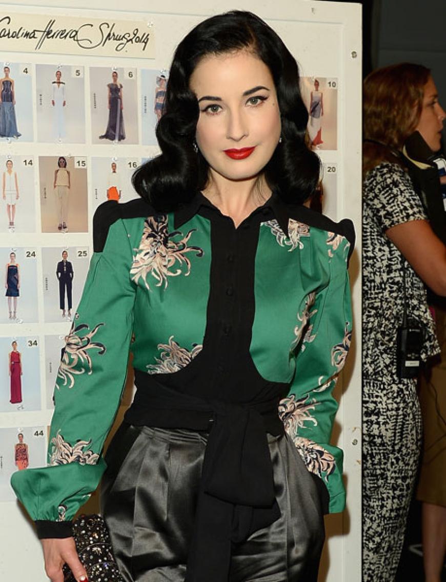 Dita Von Teese haben wir im Backstage-Bereich von Designerin Carolina Herrera entdeckt