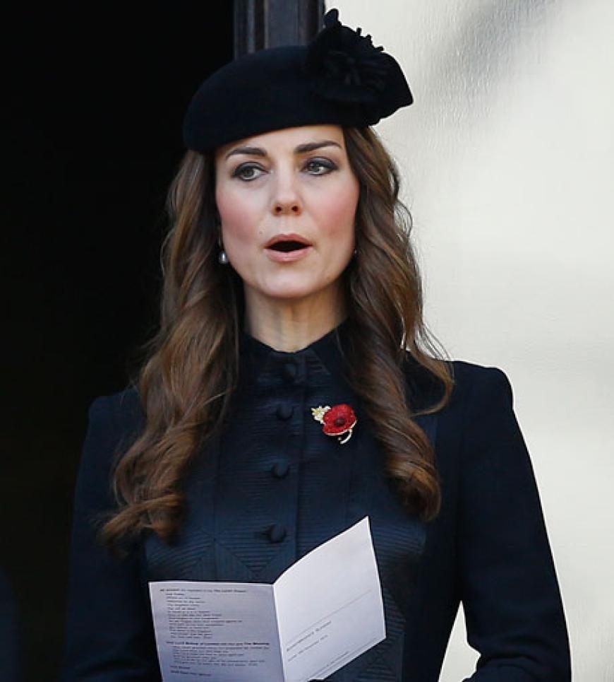 Die Duchess sieht man sonst selten in düsteren Farben (ausgenommen von blickdichten Strumpfhosen), aber am englischen Nationaltrauertag Poppy Day trug sie einen ausgefallenen schwarzen Mantel von Temperley London und sah très chic aus. Selbst beim Singen
