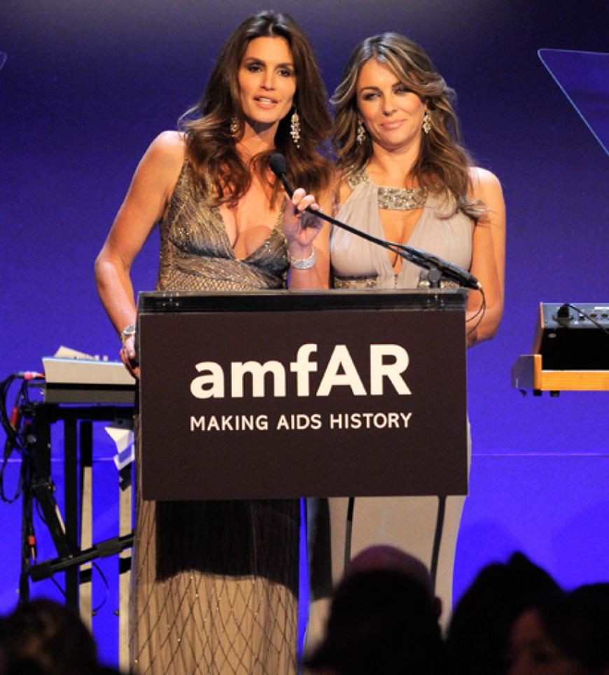 Schönes Duo: Model Cindy Crawford und Schauspielerin Elizabeth Hurley auf der Bühne