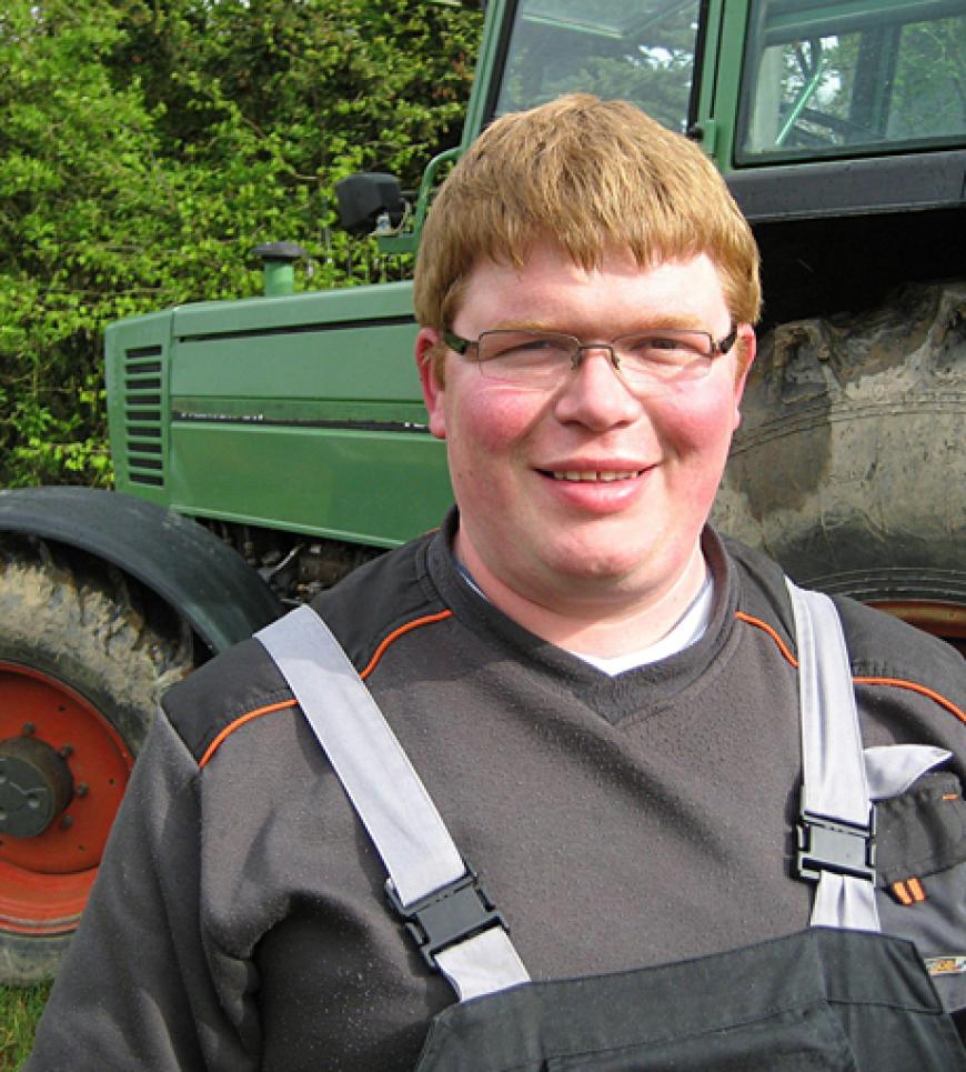 Peter der schüchterne Ackerbauer
Alter: 30
Im schönen Saarland direkt an der französischen Grenze lebt Peter auf seinem Hof.
Seit dem Tod seiner Eltern fühlt sich der schüchterne Ackerbauer sehr einsam.