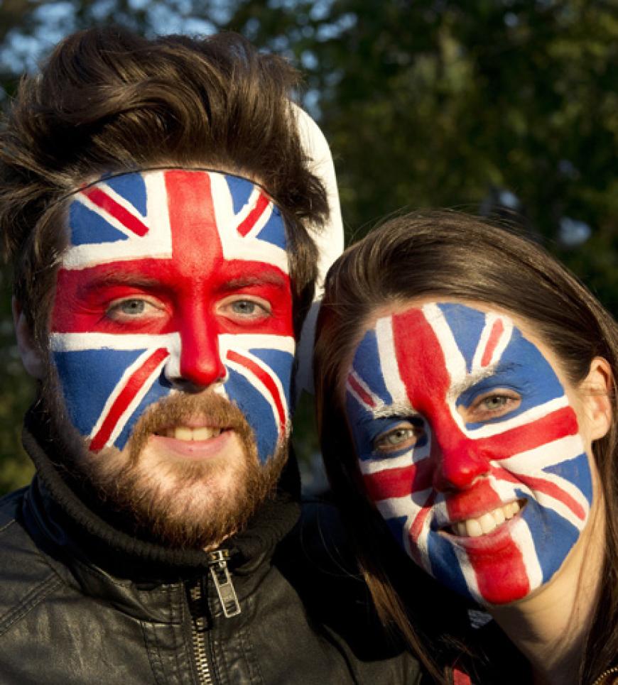 Fans mit dem Union Jack im Gesicht