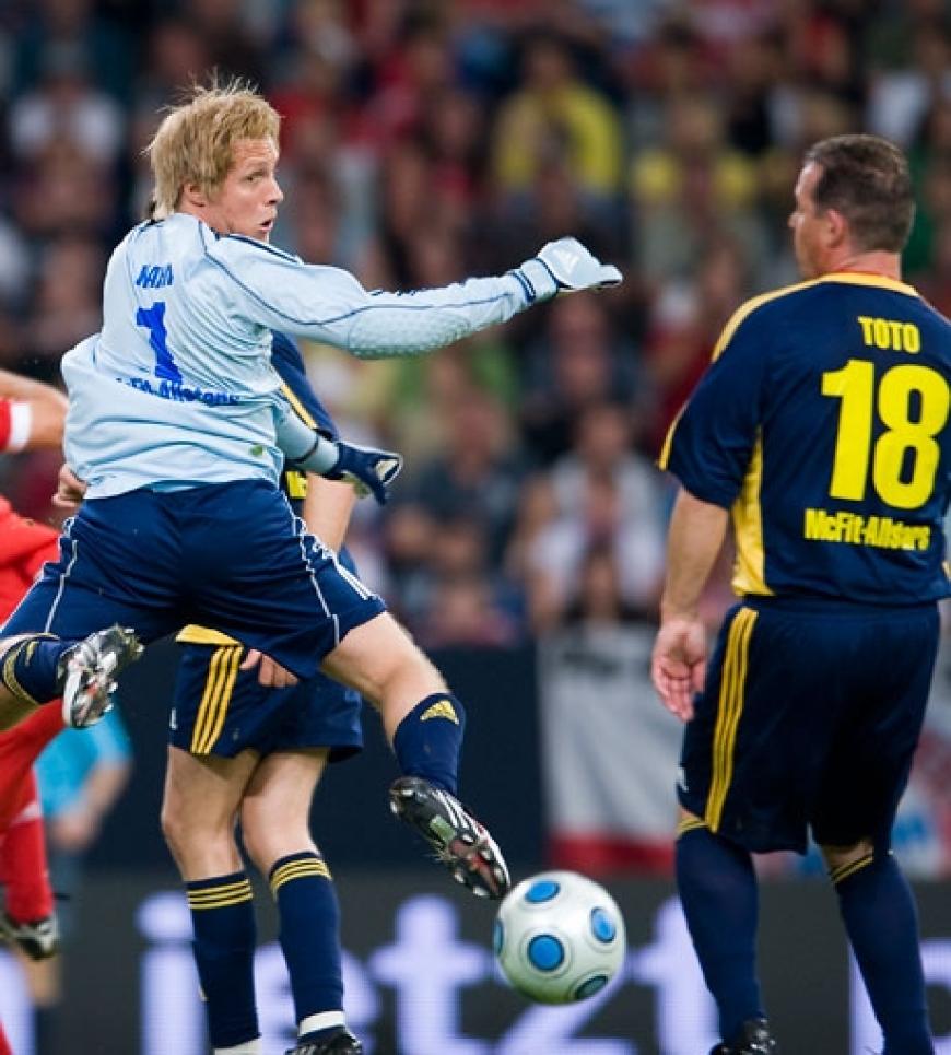 Neben Oliver Pocher spielten 12 Prominente in seinem Fußball-Team. So auch die Sat.1-Streifenpolizisten Toto & Harry