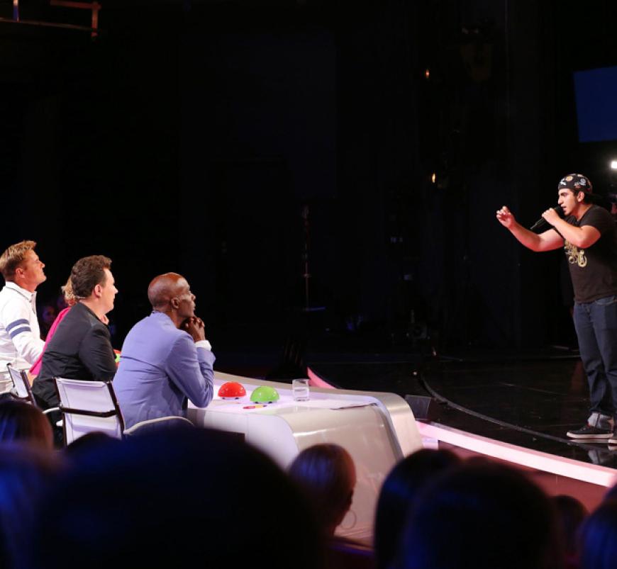 Rohdi Tohumci will mit seinem Rap-Gesang die Jury von seinem Talent überzeugen doch der junge Mann scheitert