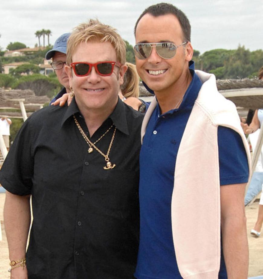Unverhoffter Baby-Alarm und wohlverdiente Glücks-Momente: Das Jahr 2010 meinte es mit einigen Prominenten sehr gut. Späte Vaterfreude: Elton John freut sich mit seinem Partner David Furnish über einen kleinen gesunden Jungen - eine Leihmutter hat dem Paar das Glück ermöglicht