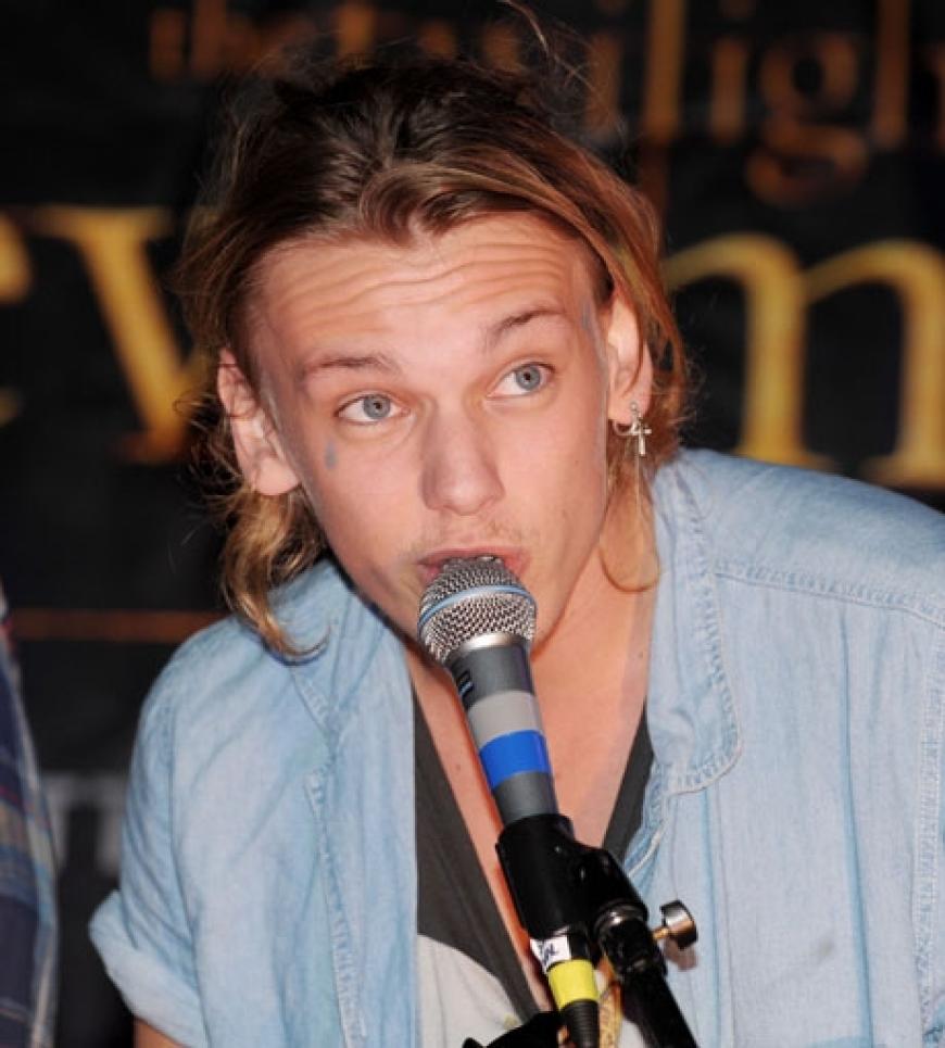 Der Brite Jamie Campbell Bower verkörpert