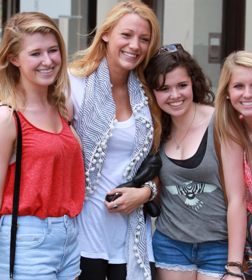 Viele Fans schauen natürlich am Set vorbei, um ein Foto mit ihren Stars zu bekommen. Diese drei Mädchen hatten Glück und durften sich sogar mit der Hauptdarstellerin ablichten