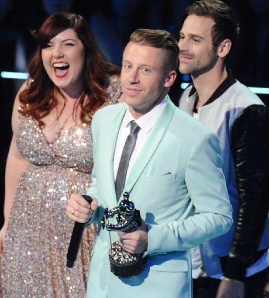 Bei den MTV VMAs 2013 stand Macklemore gemeinsam mit der bekennenden lesbischen Sängerin Mary Lambert und Ryan Lewis auf der Bühne