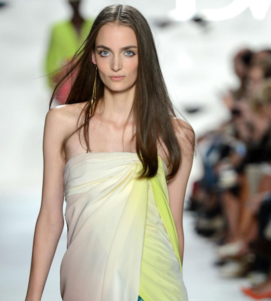 Diane von Fürstenberg verpasst dieses Jahr ihren Styles ein spitzenmäßiges Update und setzt auf Farbverlauf.