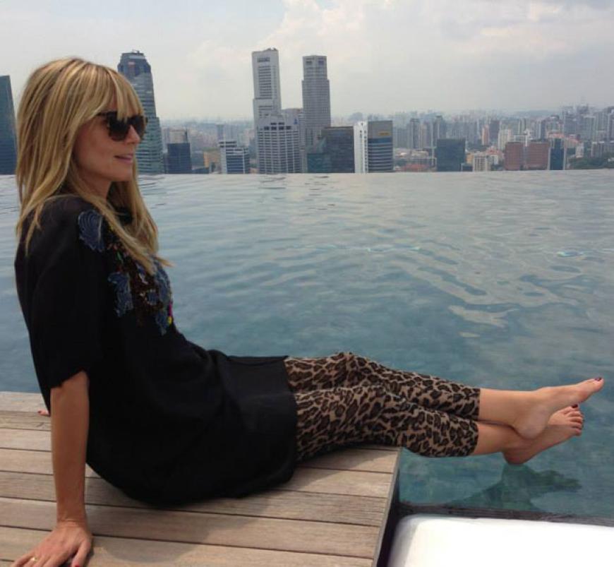 1. Show am 6. Februar: Heidi und die Mädels entspannten zunächst an einem Pool in unglaublicher Höhe in Singapur