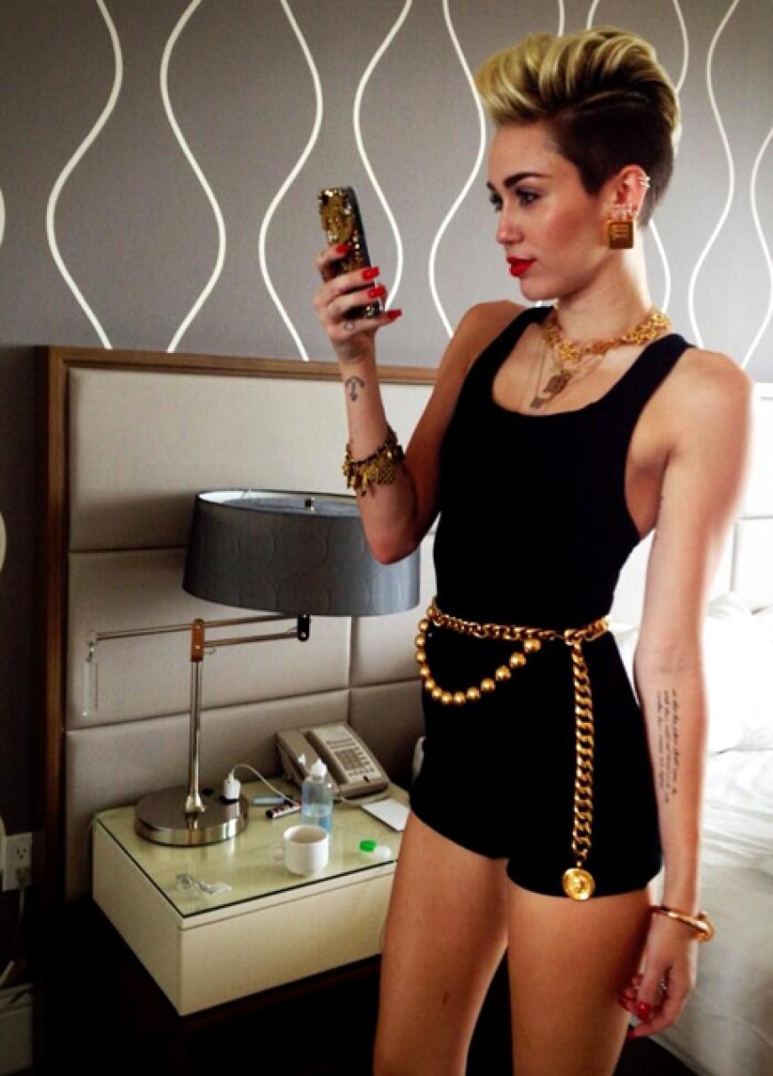 Häufig kursierten Gerüchte, Miley Cyrus, 20, sei magersüchtig. Neueste Fotos der Sängerin geben wieder Anlass zur Sorge - extrem zierlich und abgemagert posiert sie, scheinbar stolz auf ihren Körper. Wird ihr der ständige Liebesstress und die Trennung ihrer Eltern zu viel?