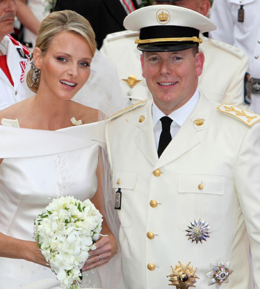 Fürstin Charlene und Fürst Albert lächeln für die Fans und die Fotografen