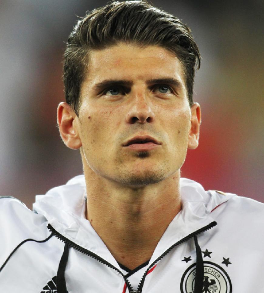 Auch wenn ARD-Experte Mehmet Scholl fußballtechnisch nicht ganz so viel von ihm zu halten scheint, steht der deutsche Stürmerstar Mario Gomez bei den weiblichen Fans ganz weit oben