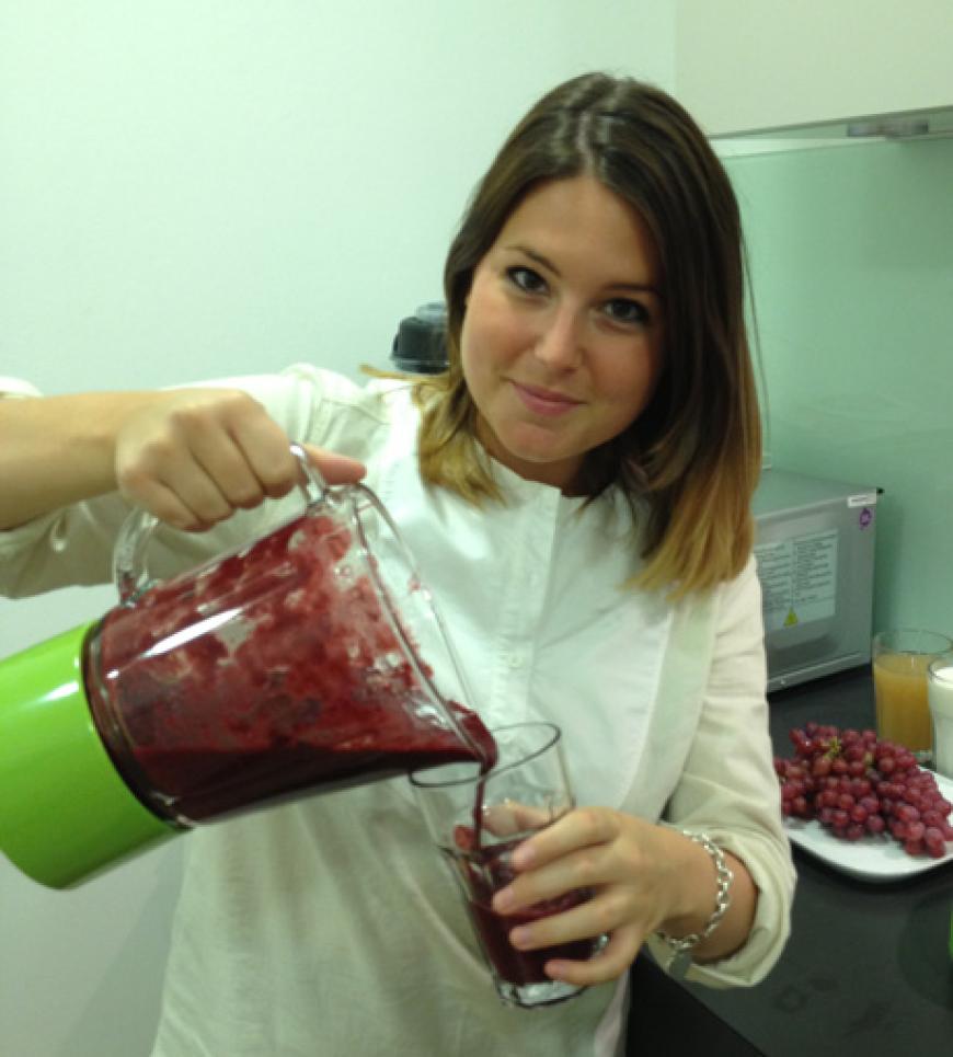 Yummi: Der rote Beeren-Smoothie wird direkt aus dem Kitchen Aid Blender serviert.