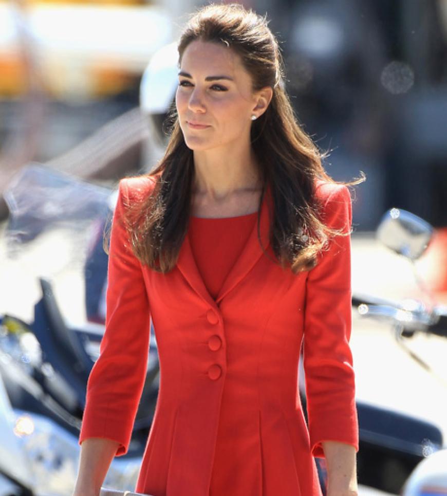 Lady in Red: Auch die Signalfarbe steht ihr gut