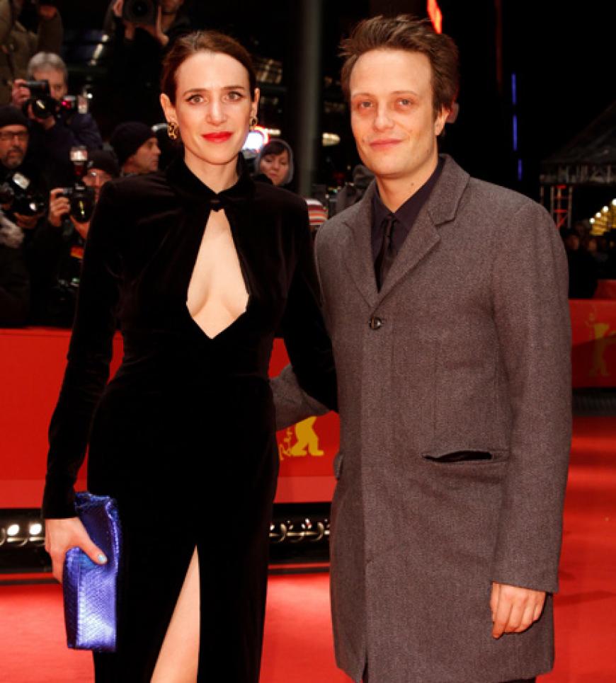 Auch Schauspieler August Diehl mit Ehefrau Julia Malik liefen über den Roten Teppich. Dabei ließ seine Frau tief blicken ...
