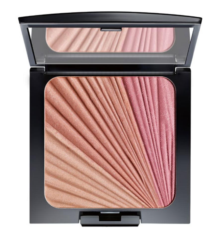 Rouge schenkt einen gesunden frischen Teint. Beim Zusammenmischen der drei Farben in der Artdeco Blusher Box erhält man ein farblich perfektes Finish.