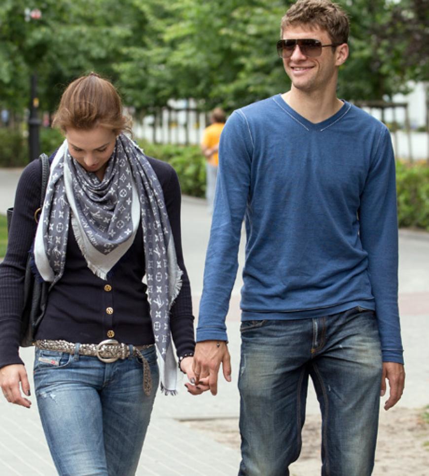Gut gelaunt spazieren die beiden im coolen Freizeit-Outfit durch die Stadt
