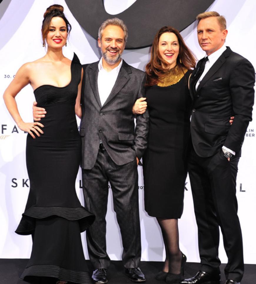 Bond begeistert Berlin: Am Dienstag, 30. Oktober 2012, machten Hauptdarstellerin Berenice Marlohe und Regisseur Sam Mendes sowie Produzentin Barbara Broccoli und