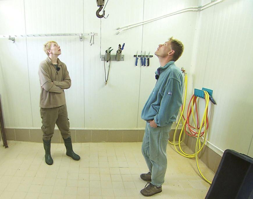 Denny (r.) zeigt Altenpfleger Timo sein Schlachthaus. Timo ist entsetzt:´ âAls ich da reingekommen bin, musste ich erst mal schlucken, weil da hängt ne Kettensäge, ne Axt. Man kennt es halt nicht