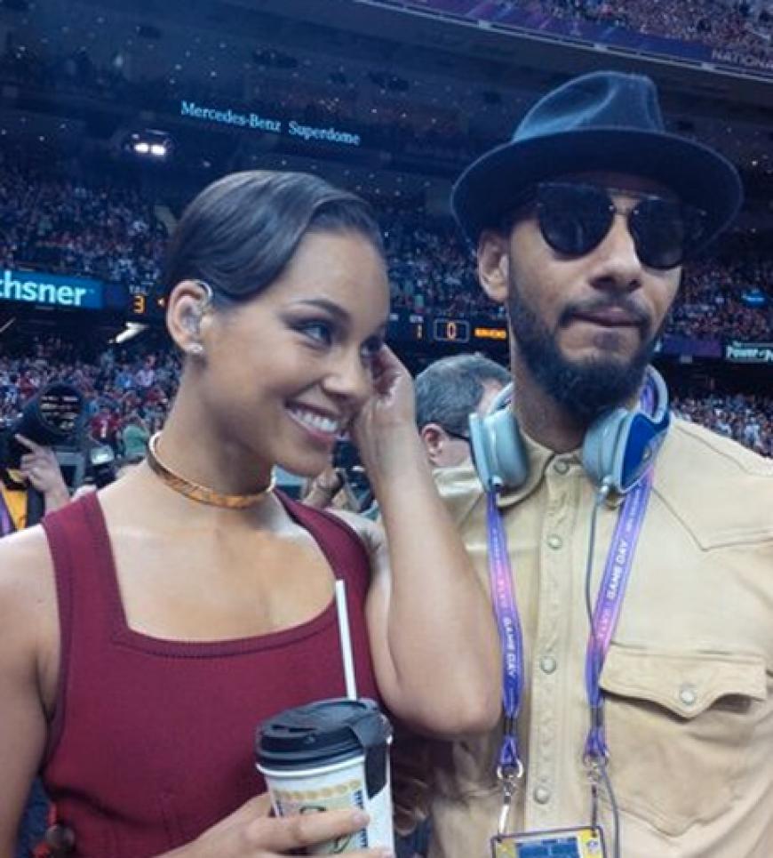Nach der Show: Alicia Keys wird von ihrem Ehemann Swizz Beatz in die Arme genommen