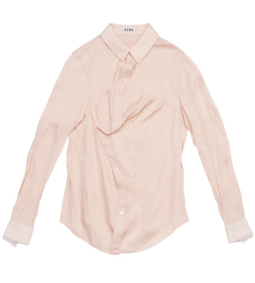 Diese Bluse aus edler Seide ist eine tolle Alternative zur klassisch-weißen Variante: Acne, ca. 270 Euro