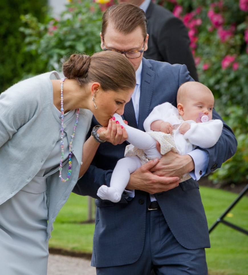 So süß: Prinzessin Victoria findet ihre Kleine zum Knutschen