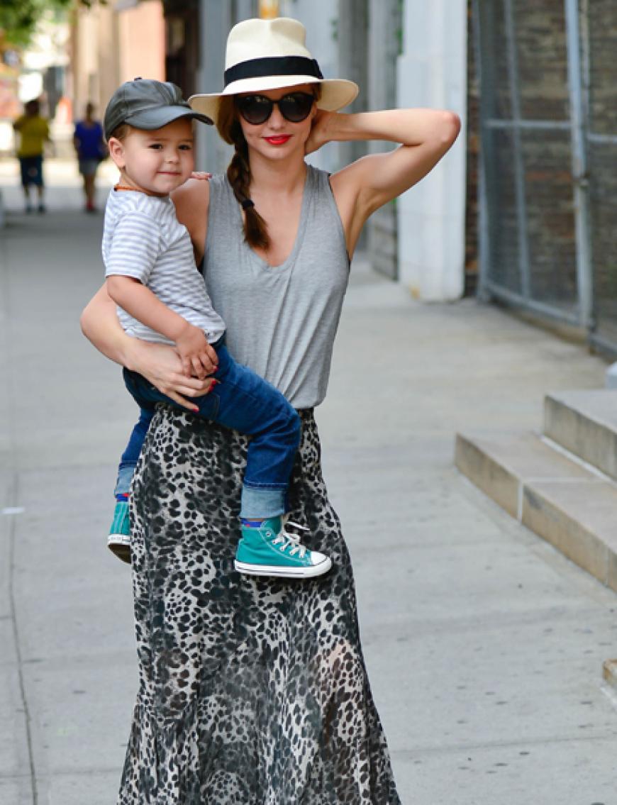 Topmodel Miranda Kerr verwandelte den Gehsteig in New York wieder zum Catwalk. Söhnchen Flynn ist allerdings bisher schönstes Accessoire. Zum Knutschen!