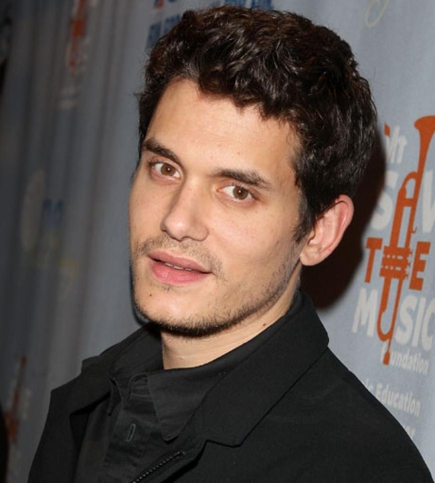 Mit seinen weichen
Lippen und den tief ´blickenden Augen bescherte John Mayer nicht nur Jennifer Aniston weiche Knie ... Bislang legte sich John aber niemals wirklich fest. Nimmt dafür aber gern einen gepflegten Drink in der Lobby von Hollywoods