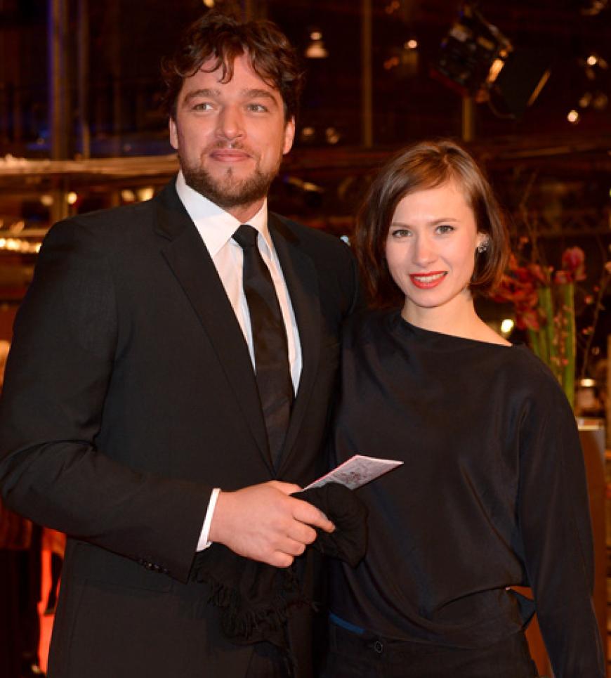 Die Schauspieler Ronald Zehrfeld und Alina Levshin