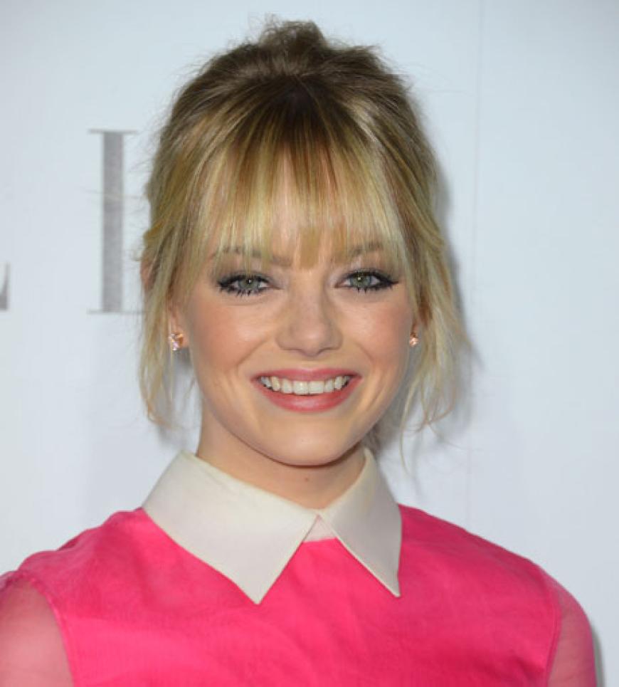 Mit seidig strahlender Haut begeistert auch Schauspielerin Emma Stone. Ihr Geheimtipp: „Wenn man es mehrmals am Tag verwendet, ist Körperöl der perfekte Feuchtigkeitsspender! Meine Haut wird dadurch ganz weich und seidig.“