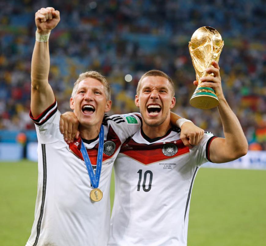 Während Poldi & Schweini sich riesig freuen!