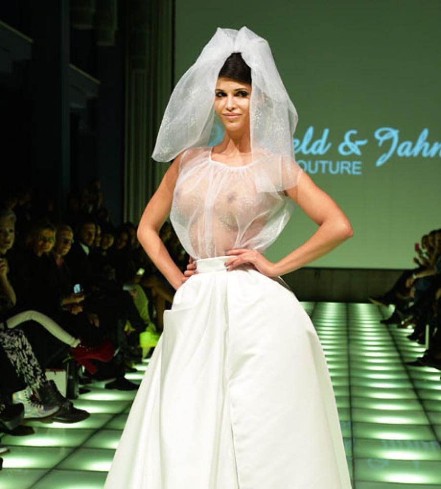 Januar 2014: Micaela Schäfer als barbusige Braut auf der Berlin Fashion Week