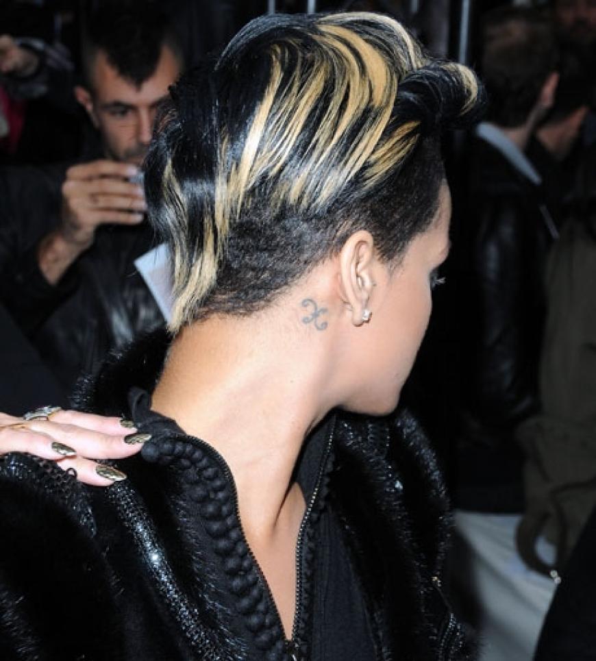 Neuerdings trägt Rihanna jetzt blonde Strähnen
