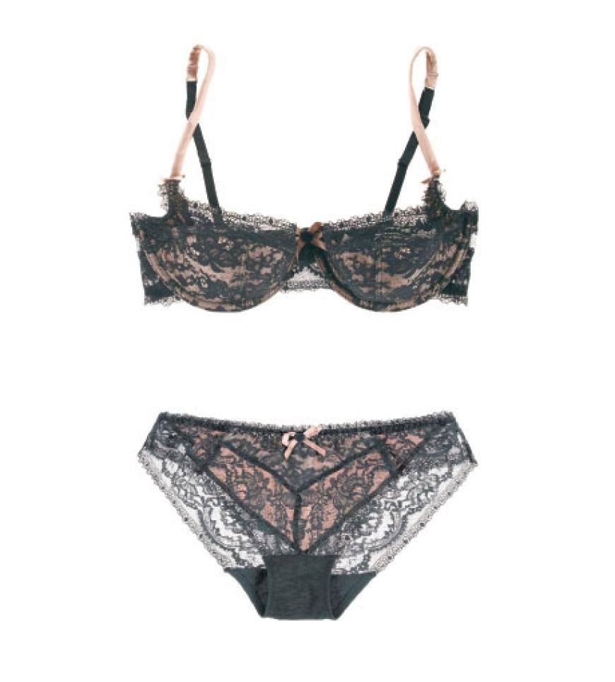 Hauchzart von Elle Macpherson über net-a-porter.com, BH ca. 90 Euro, Slip ca. 50 Euro