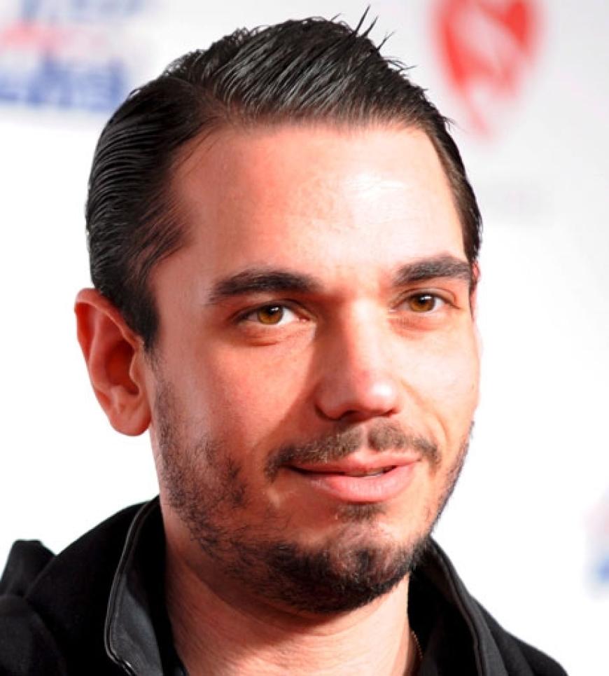 Am 28. August 2009 wurde Adam Goldstein alias DJ AM tot in seiner New Yorker Wohnung aufgefunden. Die Polizei fand Hinweise auf Drogenmissbrauch. Er gehörte zu den gefragtesten Discjockeys Hollywoods. Der 36-Jährige legte bei den angesagtesten Partys Platten auf und arbeitete mit zahlreichen Stars zusammen
